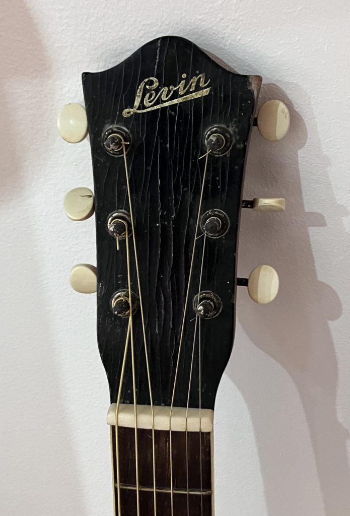 L’attribut alt de cette image est vide, son nom de fichier est guitare-Levin-guitare-vintage-antiquaire-instruments-de-musique-albi-8-695x1024.jpg.